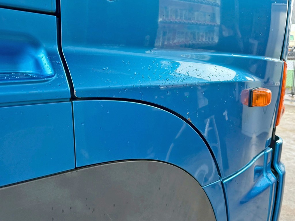 運転席ドア下部にキズがあります。|日野 プロフィア QPG-SS1EKDGの写真22