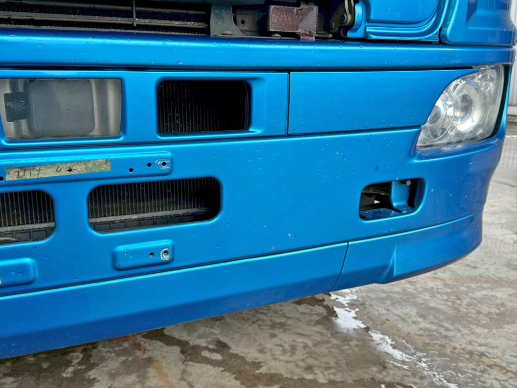 フロントバンパー助手席側に小キズがあります。|日野 プロフィア QPG-SS1EKDGの写真25