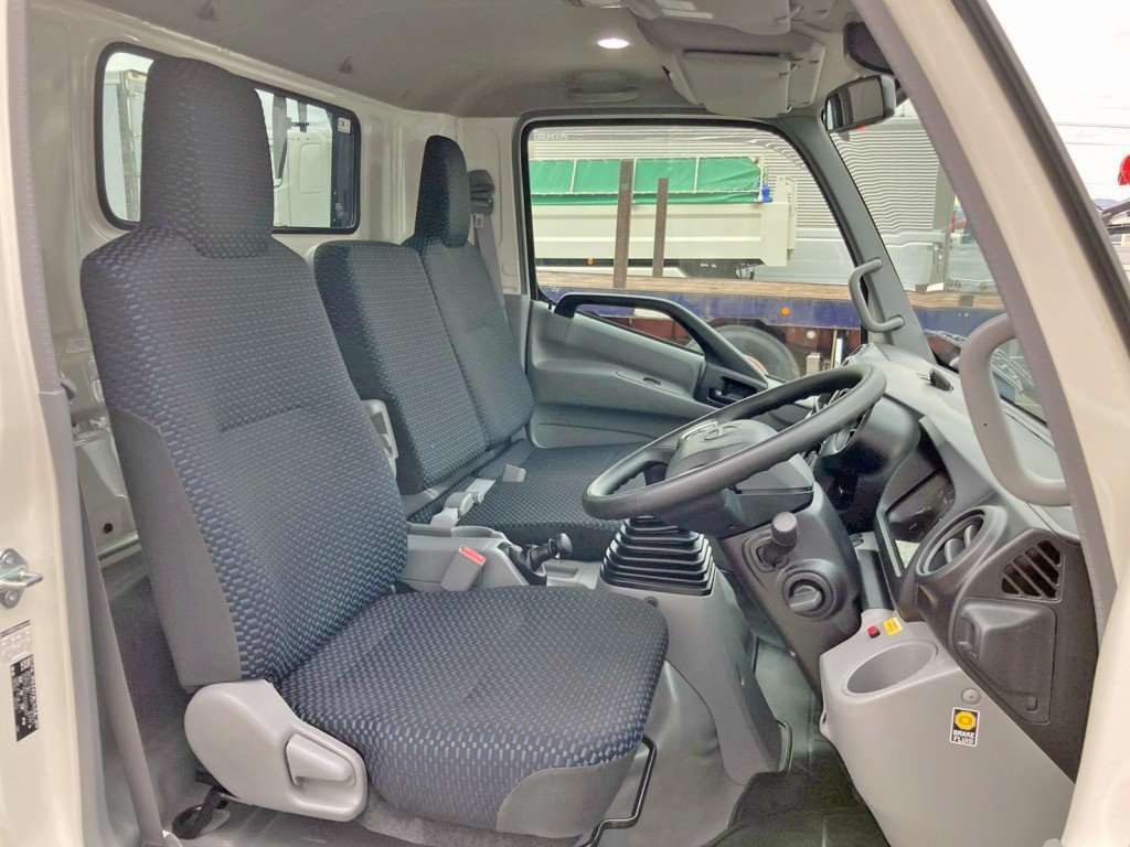 乗車定員は3名です。|日野 デュトロ 2KG-XZU720M(2WD)の写真7