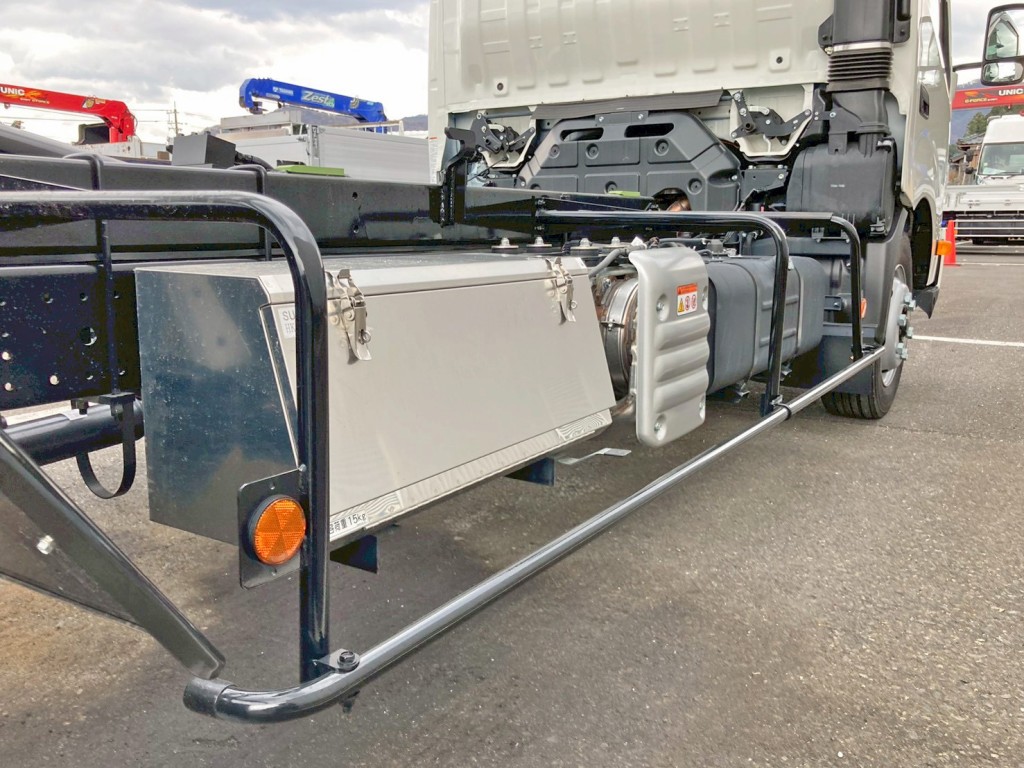 運転席側にステンレス製の工具箱が付いています。|日野 デュトロ 2KG-XZU720M(2WD)の写真13