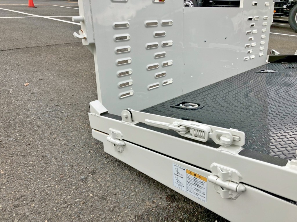 エビカンバーロックは ゲート開閉時にアオリ上部に固定できます。|日野 デュトロ 2KG-XZU720M(2WD)の写真15