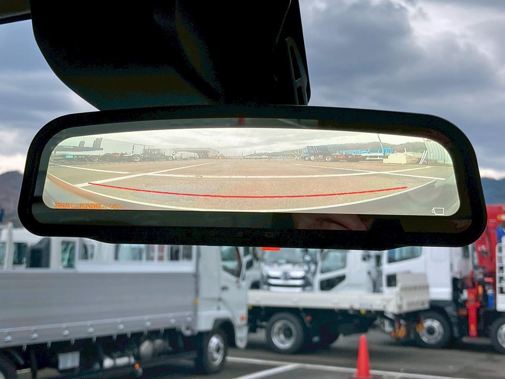 ルームミラーはバックモニターに切り替わります。|日野 デュトロ 2KG-XZU720M(2WD)の写真22
