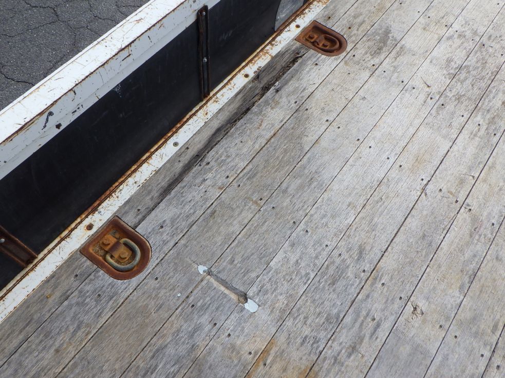 床板に割れがあります。|いすゞ フォワード 2PG-FRR90S1(2WD)の写真23