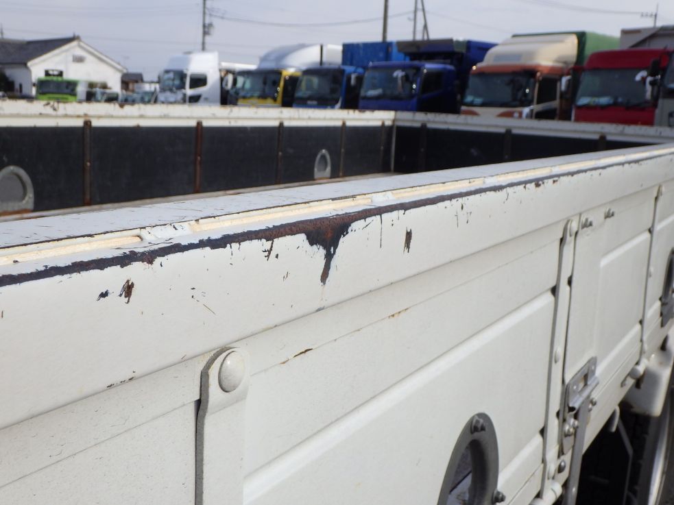 左右のアオリにキズ・サビがあります。|いすゞ フォワード 2PG-FRR90S1(2WD)の写真51