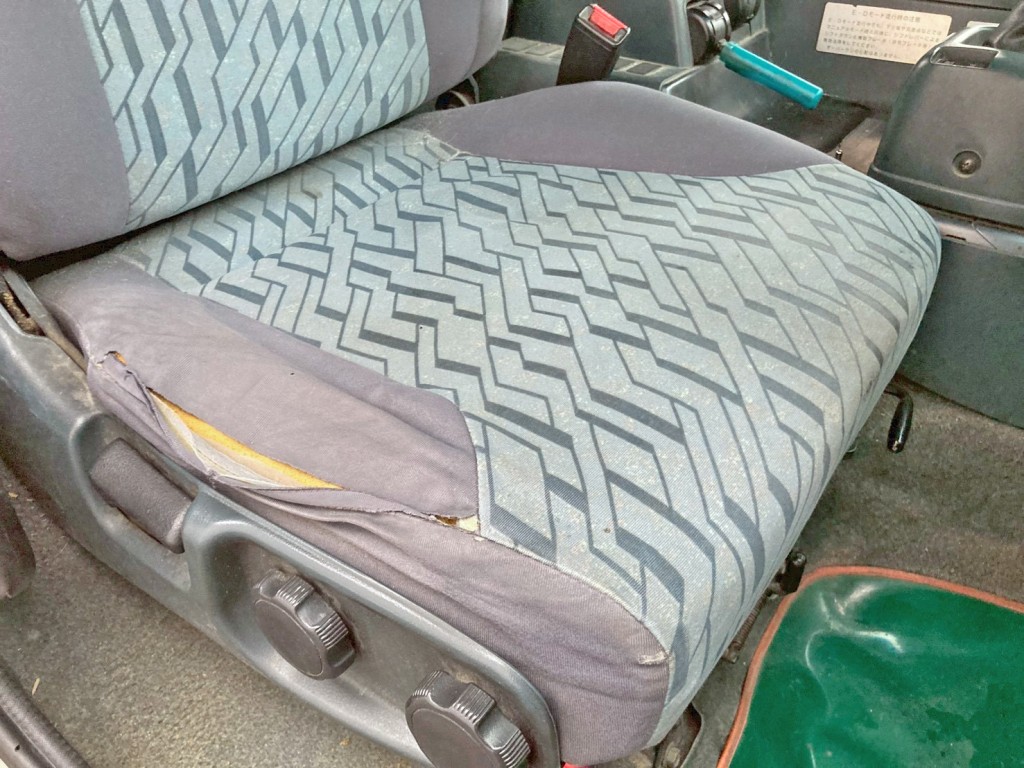 運転席座面にヘタリ・破れがあります。|ニッサンディーゼル その他(日産) KL-CK482BHTの写真8