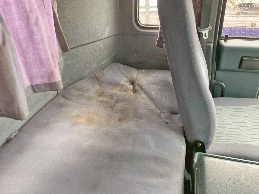 ベッドマットの助手席側にヘコミがあります。|ニッサンディーゼル その他(日産) KL-CK482BHTの写真9