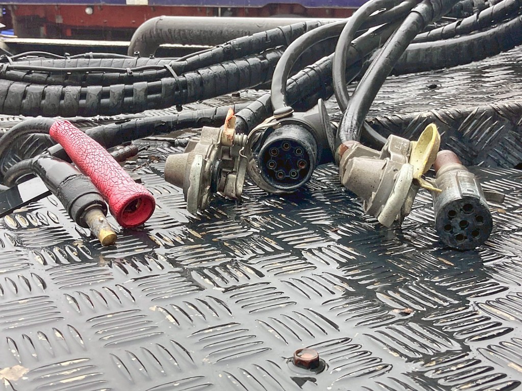 接続コネクター類です。|ニッサンディーゼル その他(日産) KL-CK482BHTの写真15