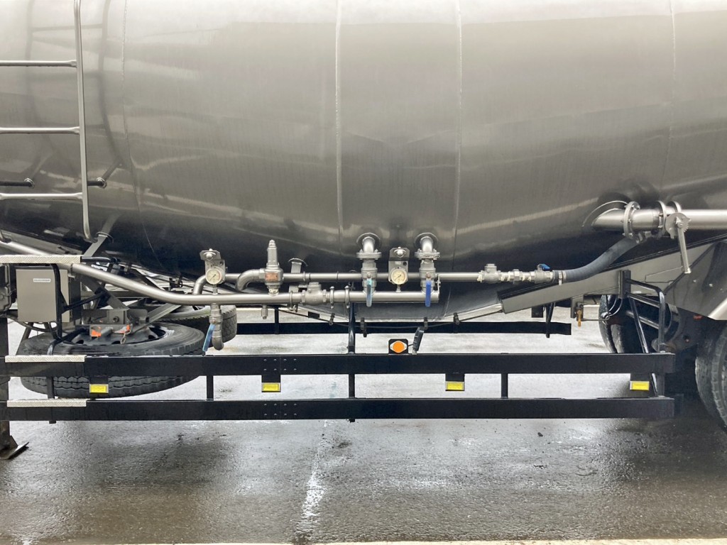 助手席側の配管周りの状態です。(中央)|新明和 TSB220の写真17