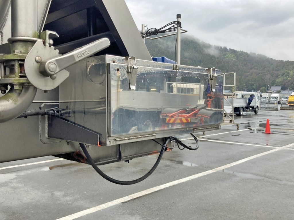 運転席側前方にステンレス製の工具箱が付いています。|新明和 TSB220の写真20