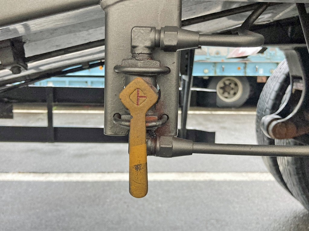 駐車ブレーキです。|新明和  TSB220の写真21