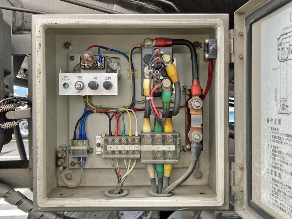電動補助脚の操作スイッチです。|新明和  TSB220の写真25