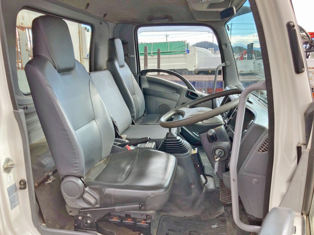 乗車定員は3名です。(ベッドレスキャビンです)|いすゞ フォワード TKG-FRR90S1(2WD)の写真7
