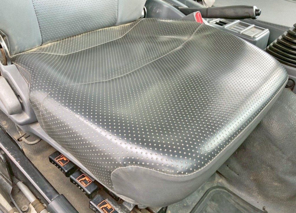 運転席座面にヘタリがあります。|いすゞ フォワード TKG-FRR90S1(2WD)の写真8