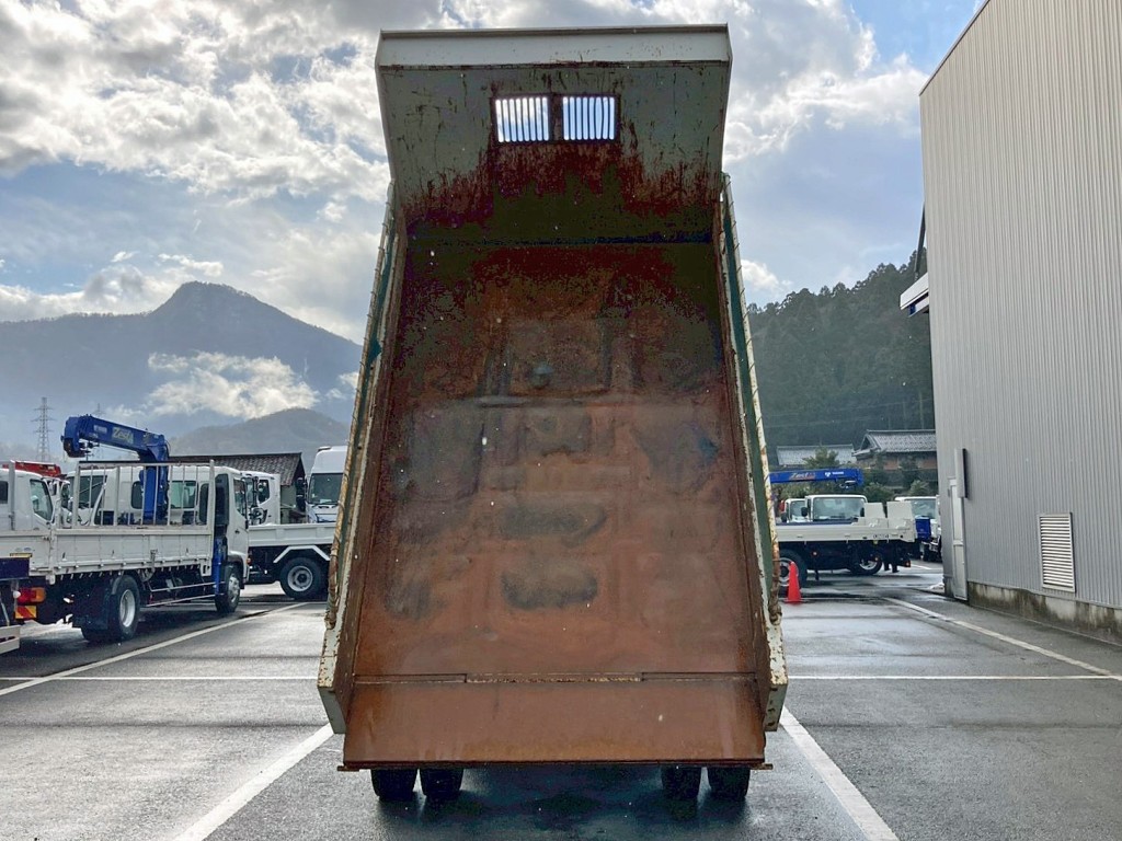 床は鉄板です。|いすゞ フォワード TKG-FRR90S1(2WD)の写真9