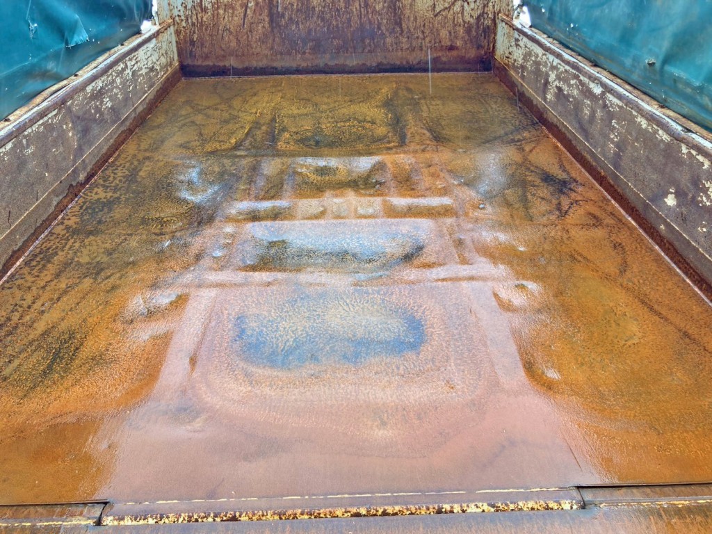 床の所々にヘコミがあります。|いすゞ フォワード TKG-FRR90S1(2WD)の写真10