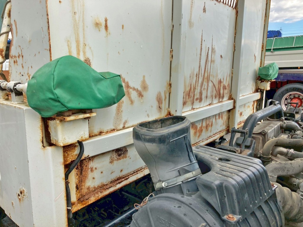 前壁下部にキズ・サビがあります。|いすゞ フォワード TKG-FRR90S1(2WD)の写真14