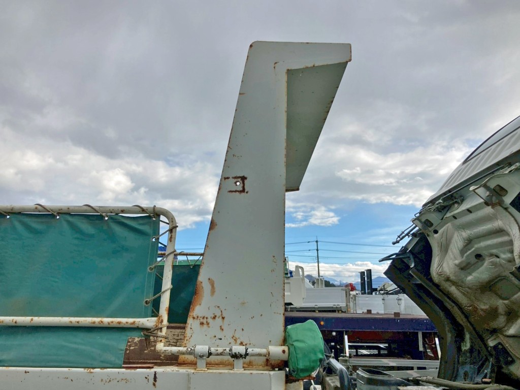 プロテクター運転席側にキズ・サビ・加工穴があります。|いすゞ フォワード TKG-FRR90S1(2WD)の写真15