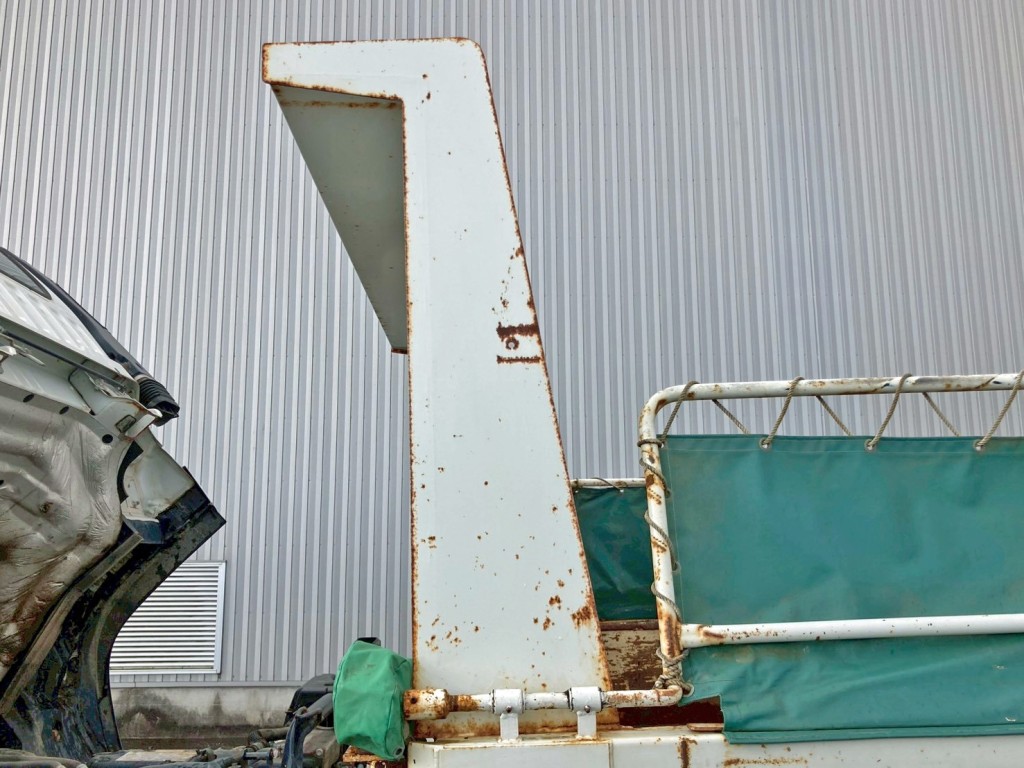 プロテクター助手席側にキズ・サビ・加工穴があります。|いすゞ フォワード TKG-FRR90S1(2WD)の写真16