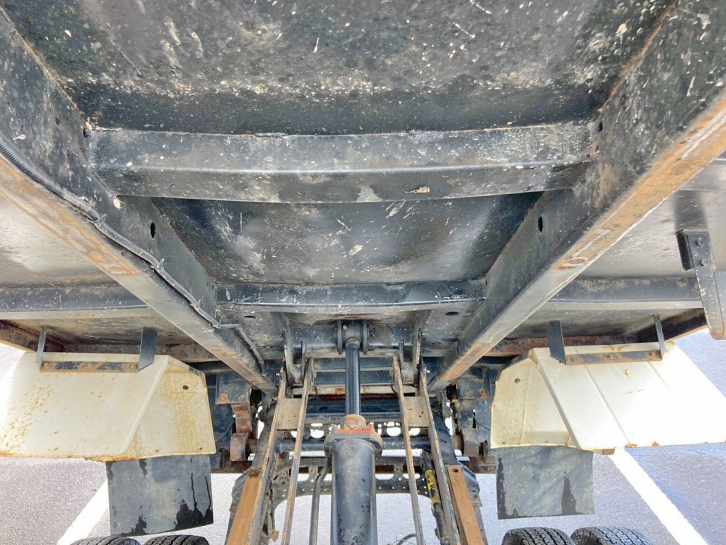 床下中央の横ネタに曲がりがあります。|いすゞ フォワード TKG-FRR90S1(2WD)の写真18