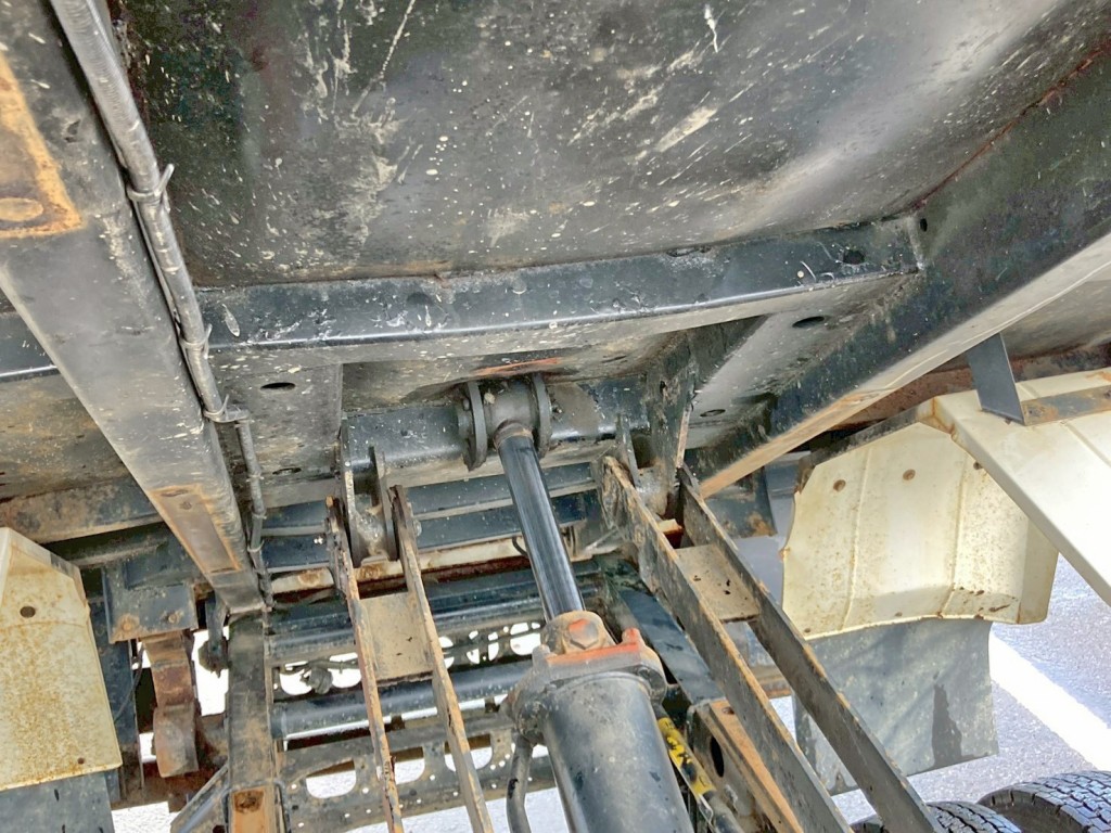 床下中央の横ネタに曲がりがあります。(拡大図)|いすゞ フォワード TKG-FRR90S1(2WD)の写真19