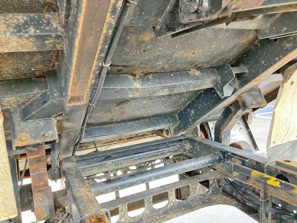 床下中央の横ネタに曲がりがあります。(拡大図)|いすゞ フォワード TKG-FRR90S1(2WD)の写真20