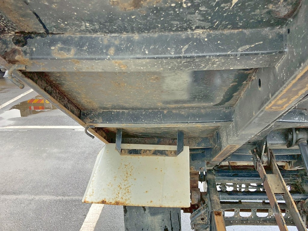 床下中央の横ネタに曲がりがあります。(運転席側)|いすゞ フォワード TKG-FRR90S1(2WD)の写真21