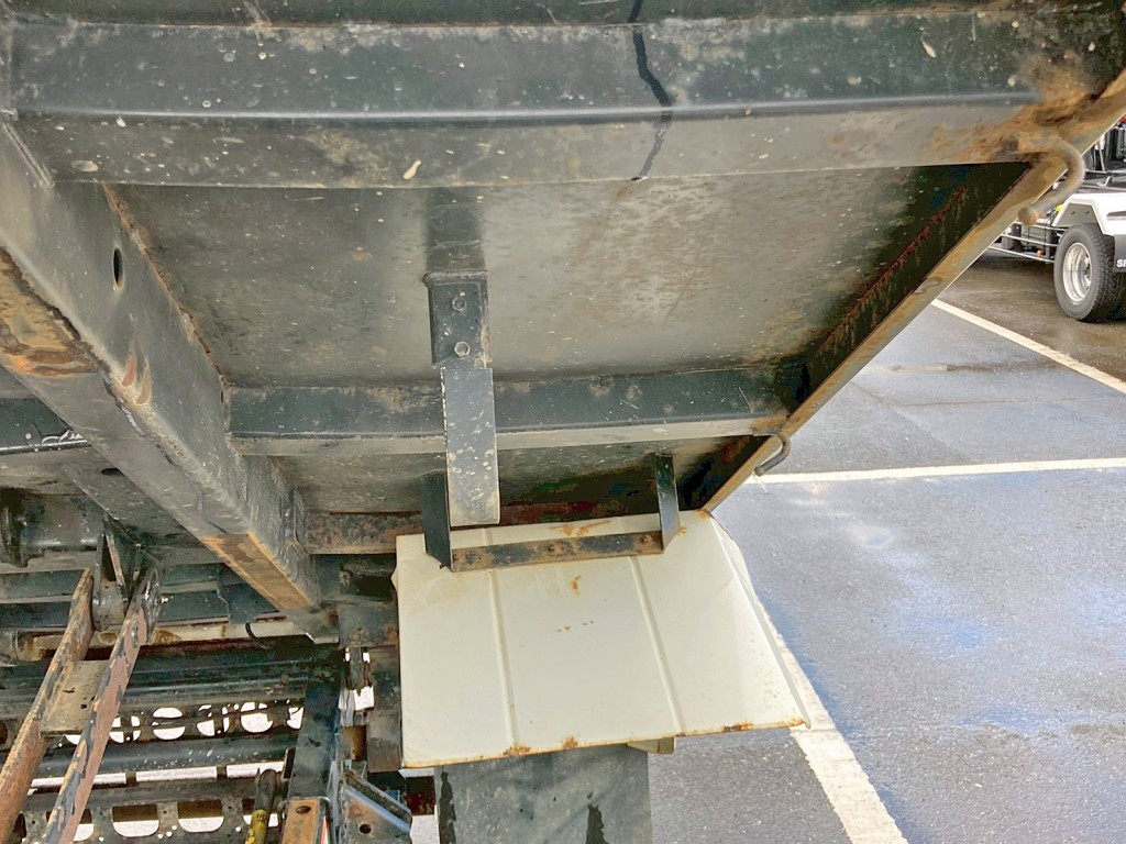 床下中央の横ネタに曲がりがあります。(助手席側)|いすゞ フォワード TKG-FRR90S1(2WD)の写真22