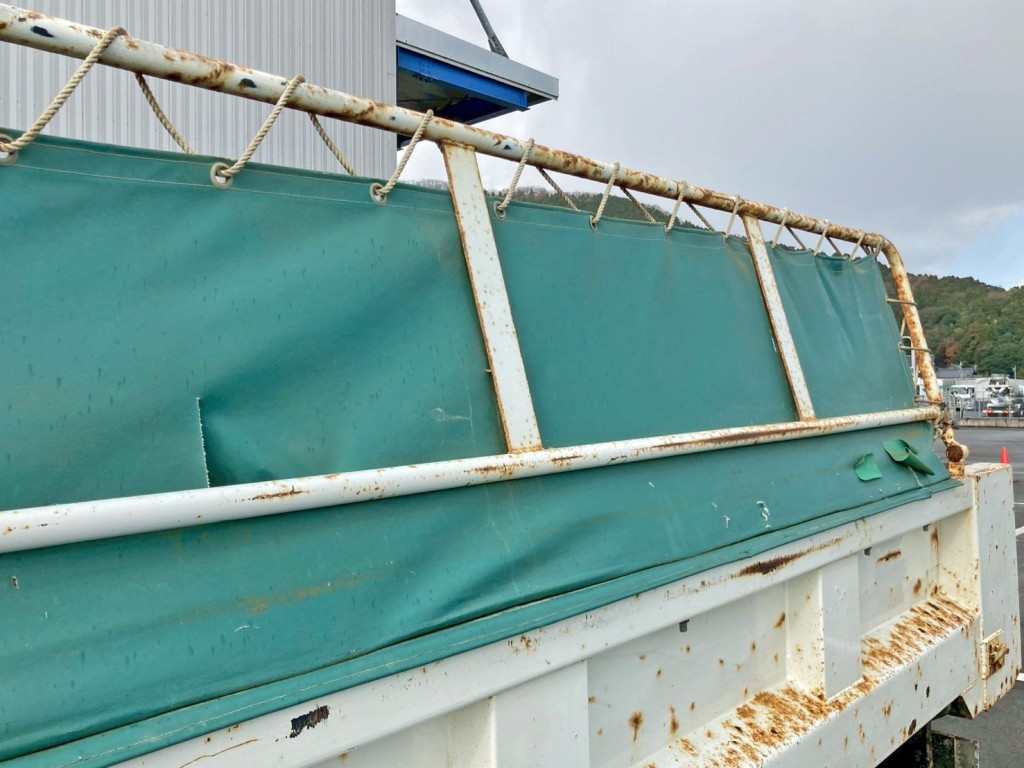 助手席側コボレーン骨組みにサビ・破れ・パッチ当て箇所があります。|いすゞ フォワード TKG-FRR90S1(2WD)の写真31