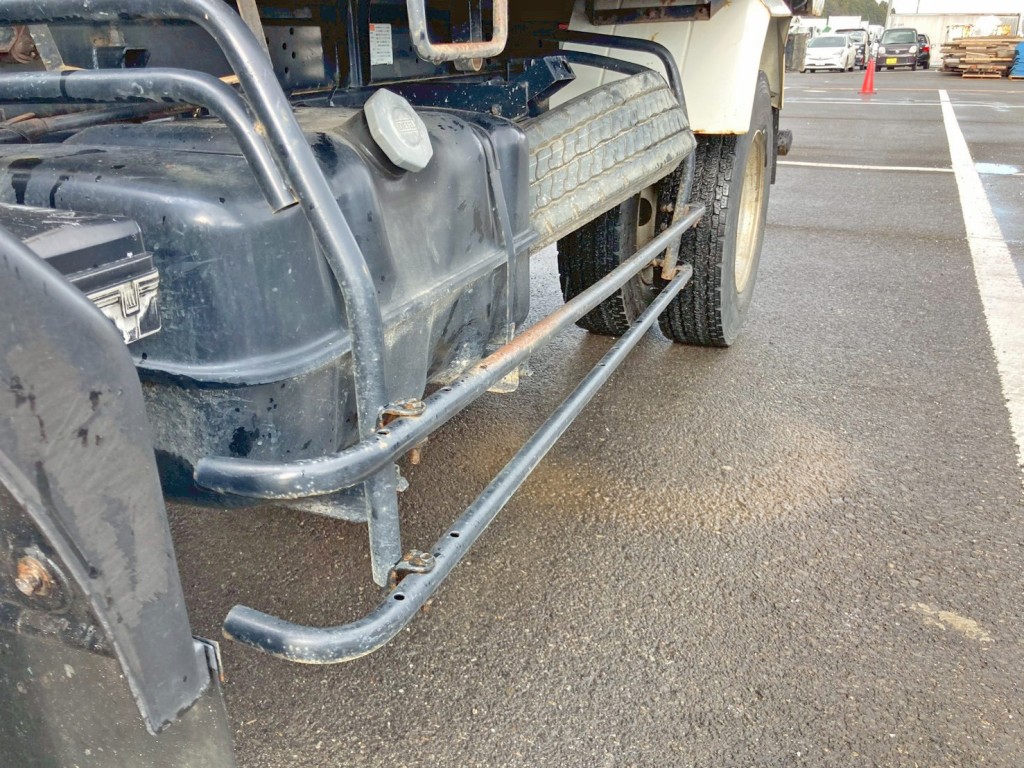 助手席側サイドバンパーに曲がりがあります。|いすゞ フォワード TKG-FRR90S1(2WD)の写真34