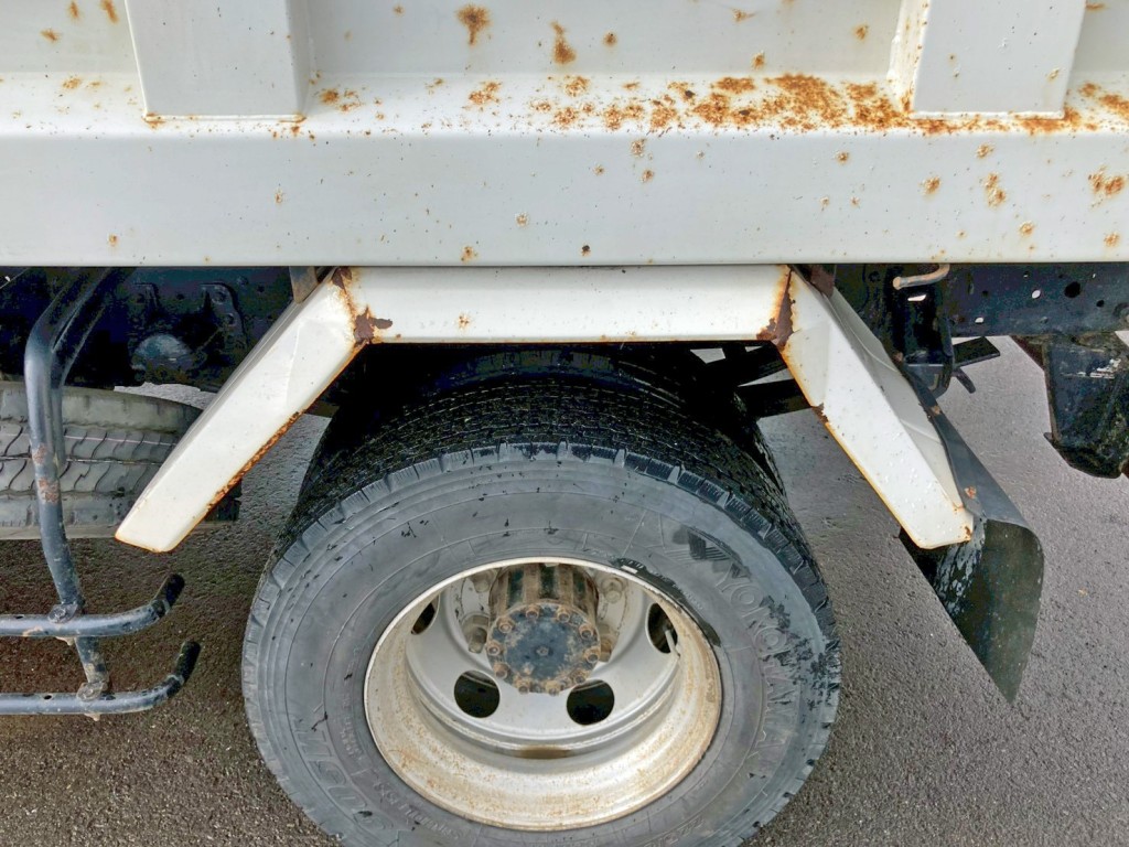 助手席側リヤフェンダーにキズ・サビ・曲がりがあります。|いすゞ フォワード TKG-FRR90S1(2WD)の写真35