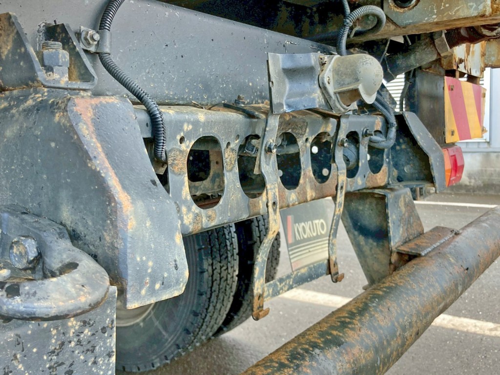 左右メインフレーム後端にヘコミ・中央のクロスメンバーに曲がりがあります。(助手席側)|いすゞ フォワード TKG-FRR90S1(2WD)の写真40