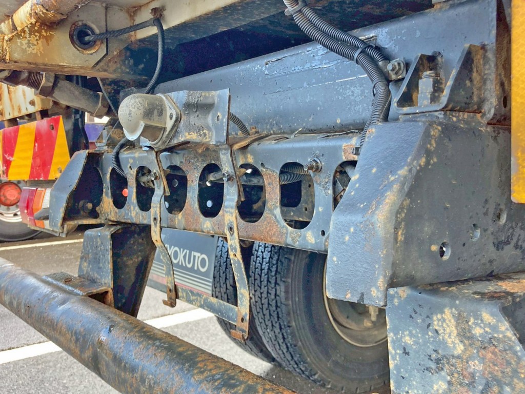 左右メインフレーム後端にヘコミ・中央のクロスメンバーに曲がりがあります。(運転席側)|いすゞ フォワード TKG-FRR90S1(2WD)の写真41