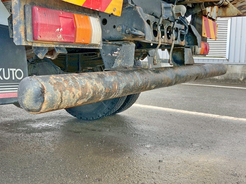 リヤバンパーにキズ・サビ・ヘコミがあります。(助手席側)|いすゞ フォワード TKG-FRR90S1(2WD)の写真42