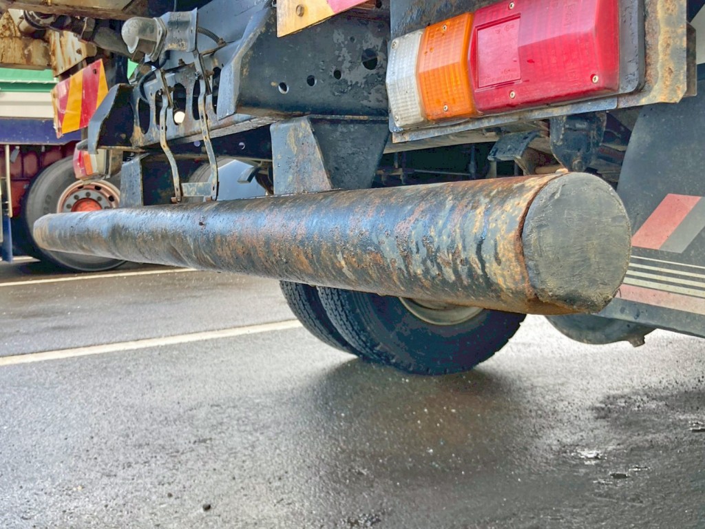 リヤバンパーにキズ・サビ・ヘコミがあります。(運転席側)|いすゞ フォワード TKG-FRR90S1(2WD)の写真43