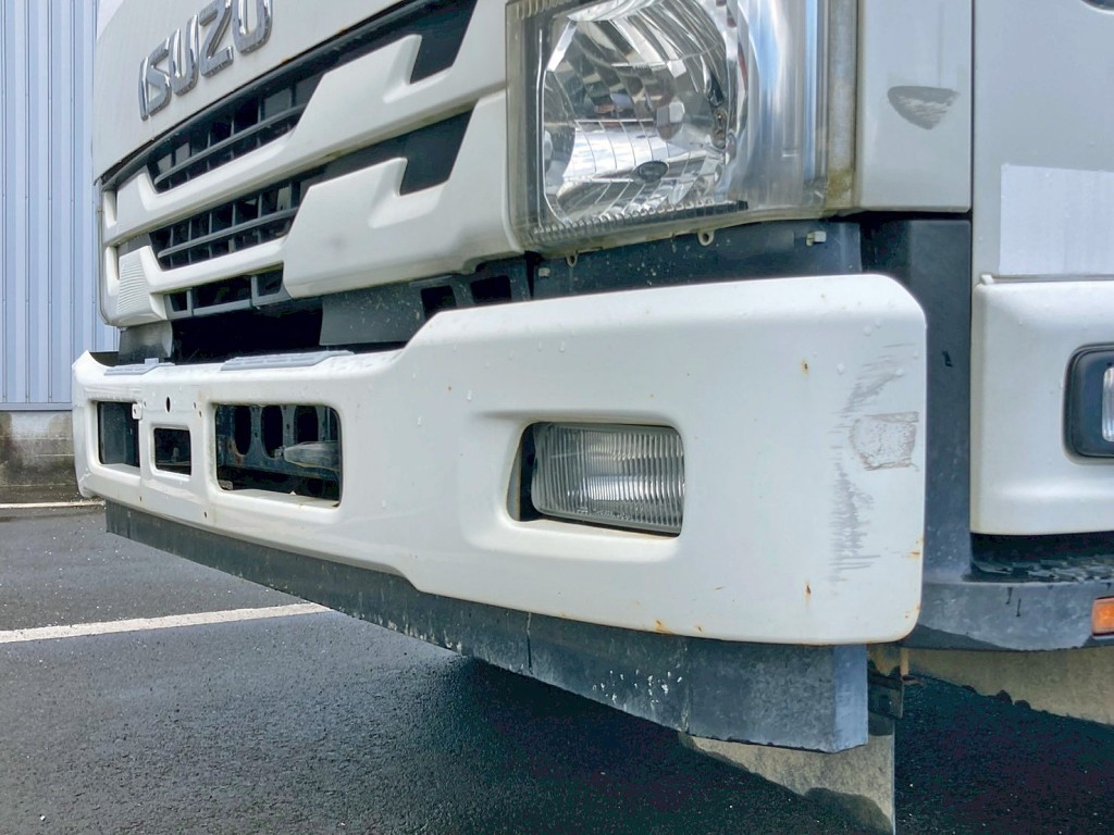 フロントバンパー助手席側に引きキズがあります。|いすゞ フォワード TKG-FRR90S1(2WD)の写真44