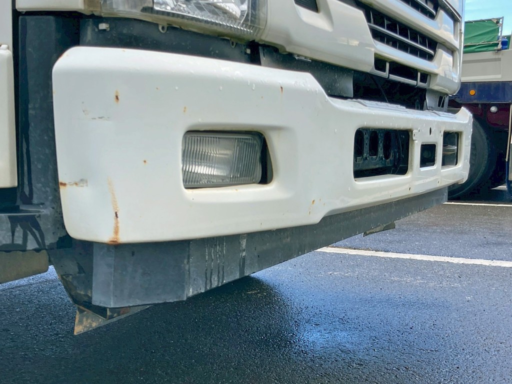 フロントバンパー運転席側に引きキズ・サビ・ヘコミがあります。|いすゞ フォワード TKG-FRR90S1(2WD)の写真45