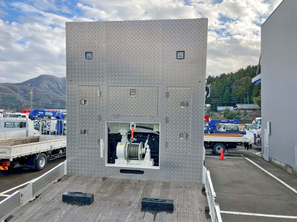 ウインチ付きです。(プロテクターに縞板アルミが張られています)|日野 プロフィア 2DG-FW1AHCの写真11