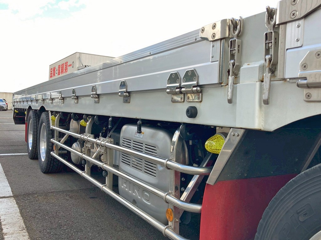 蝶番・キャッチ・サイドバンパー・フェンダーはステンレス製です。|日野 プロフィア 2DG-FW1AHCの写真14