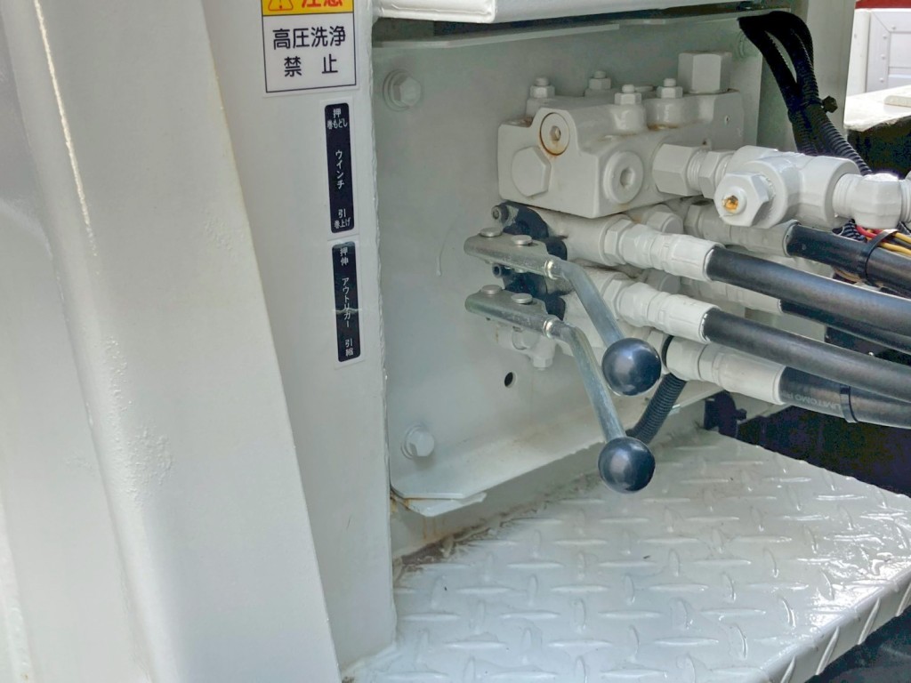 ウインチ 及び アウトリガーの操作レバーです。|日野 プロフィア 2DG-FW1AHCの写真19