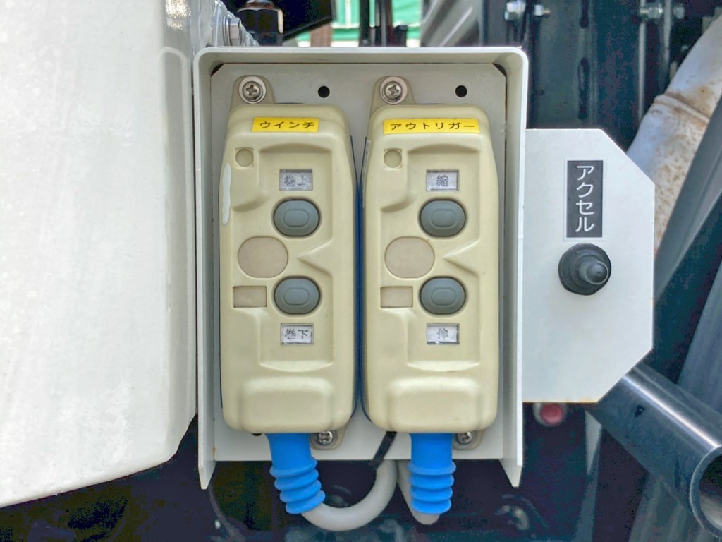 ウインチ 及び アウトリガーの操作スイッチです。|日野 プロフィア 2DG-FW1AHCの写真20