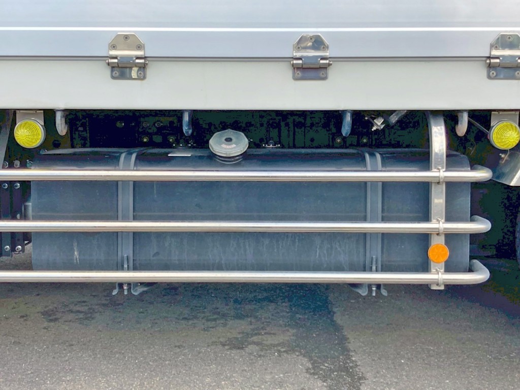 燃料タンクは300Lです。|日野 プロフィア 2DG-FW1AHCの写真22