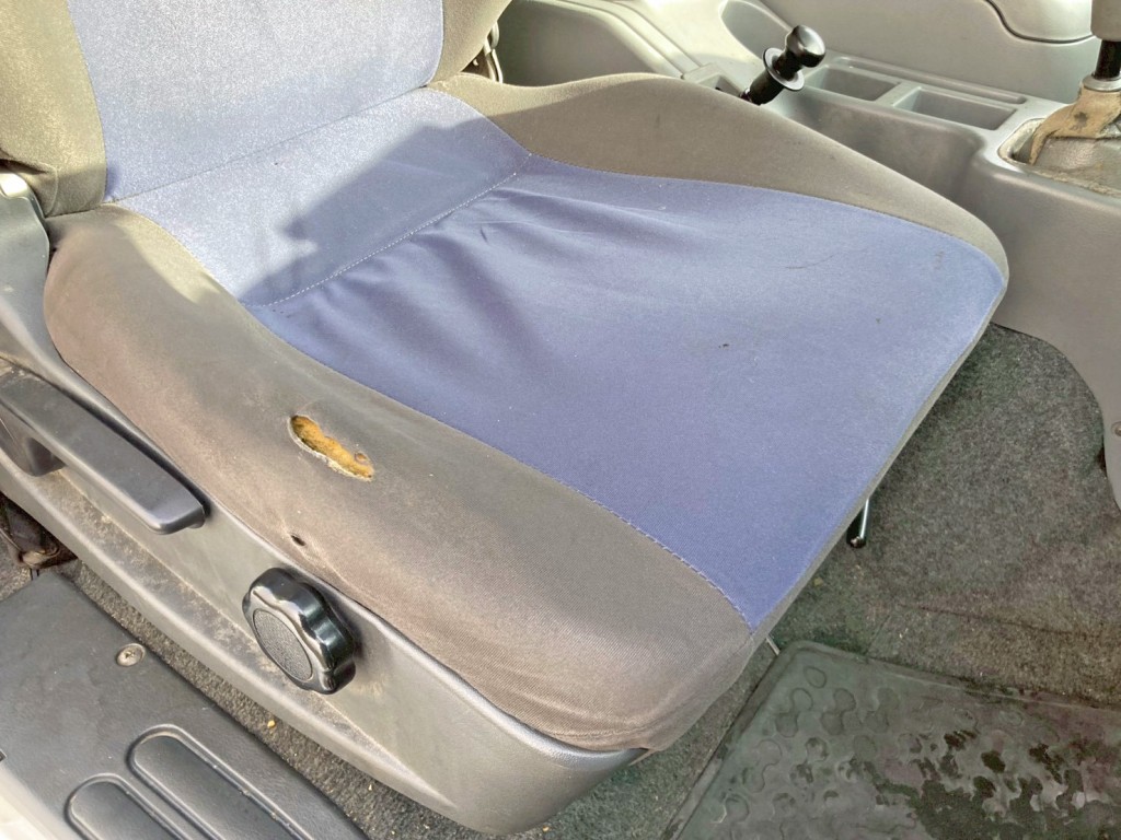 運転席座面にヘタリ・破れがあります。|三菱 ファイター QKG-FK62FZの写真8