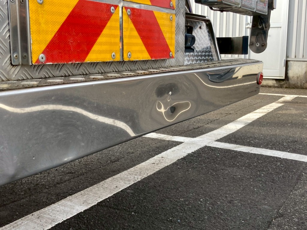 リヤバンパー運転席側にヘコミがあります。|三菱 ファイター QKG-FK62FZの写真16