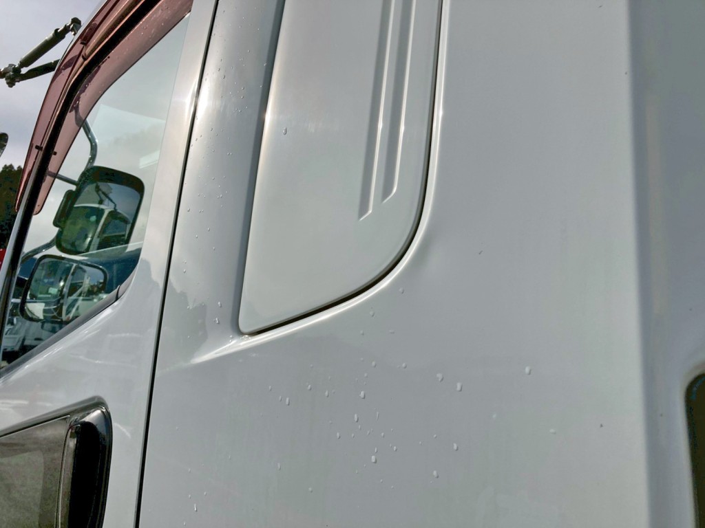 助手席側クォーターパネルにヘコミがあります。|三菱 ファイター QKG-FK62FZの写真21