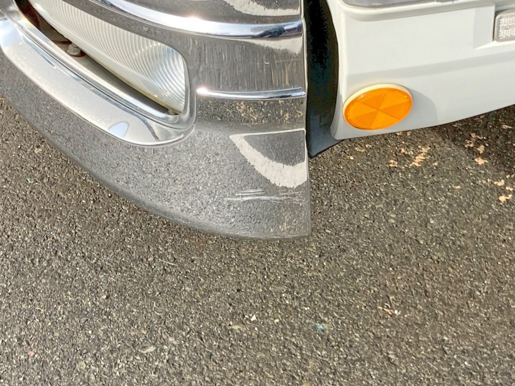 フロントバンパー助手席側に引きキズがあります。|三菱 ファイター QKG-FK62FZの写真23