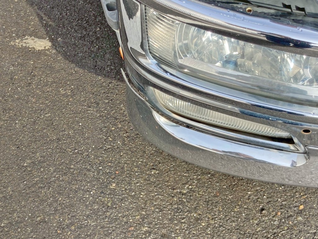 フロントバンパー運転席側に浮きがあります。|三菱 ファイター QKG-FK62FZの写真24