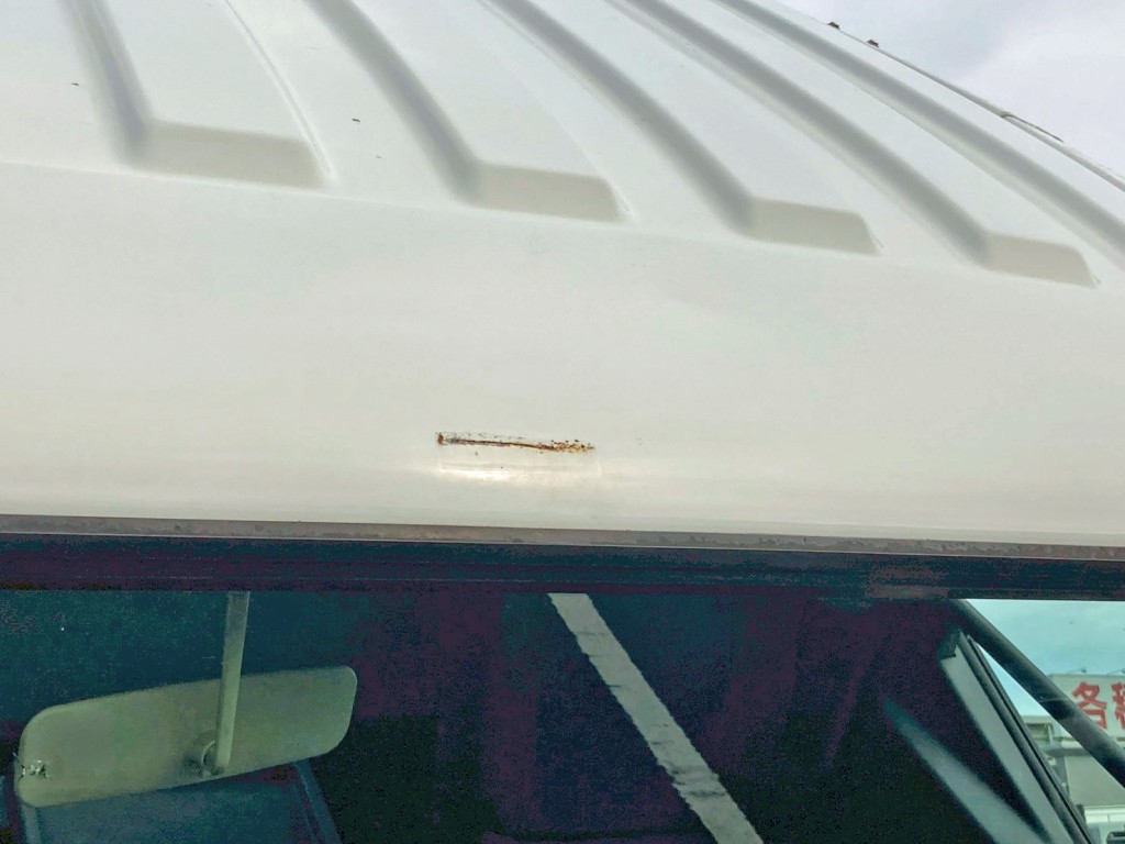 ルーフ前方にキズ・サビがあります。|三菱 ファイター QKG-FK62FZの写真37