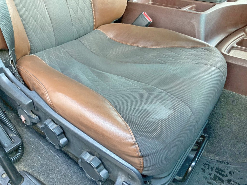 運転席座面にヘタリがあります。|日野 プロフィア 2DG-FW1EHGの写真8