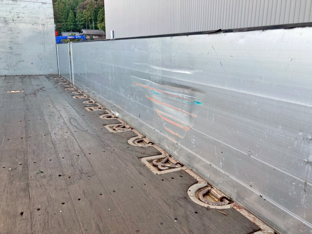 運転席側アオリに引きキズ・ヘコミがあります。|日野 プロフィア 2DG-FW1EHGの写真11