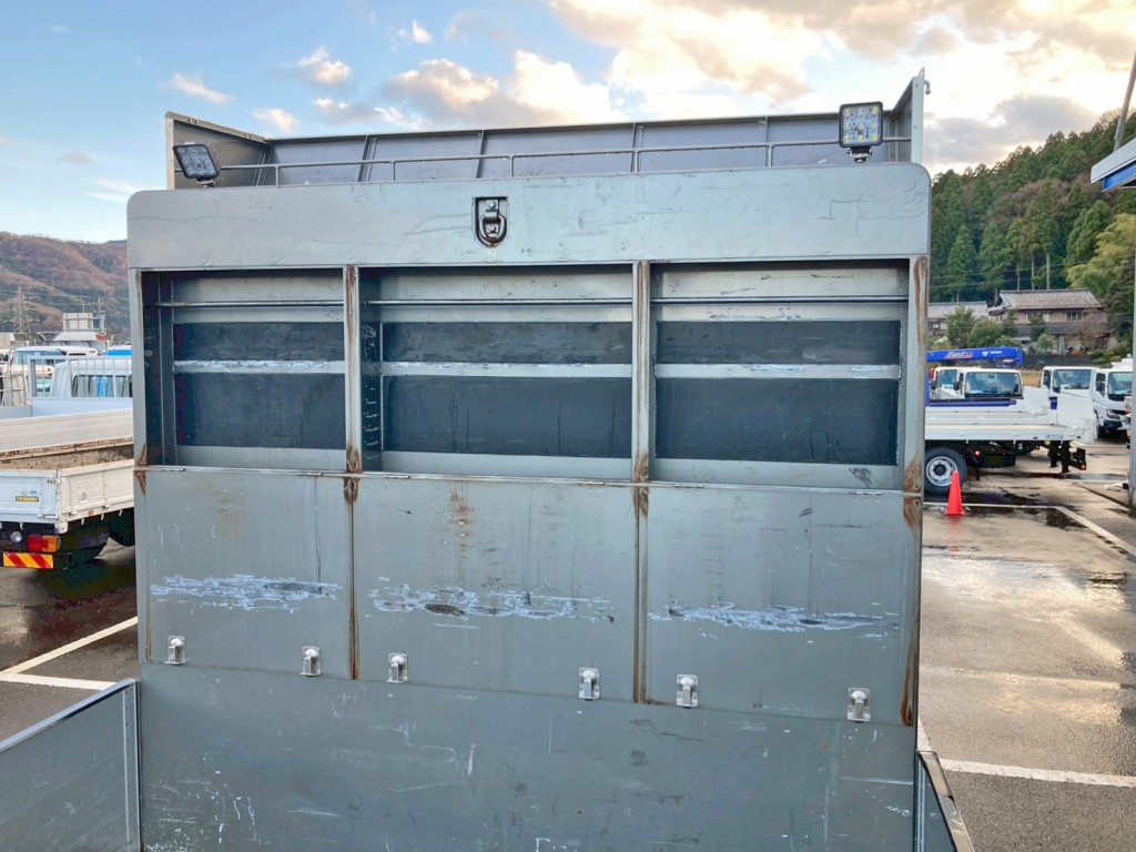 プロテクターにレバーブロック掛け付きの物入れが付いています。|日野 プロフィア 2DG-FW1EHGの写真13